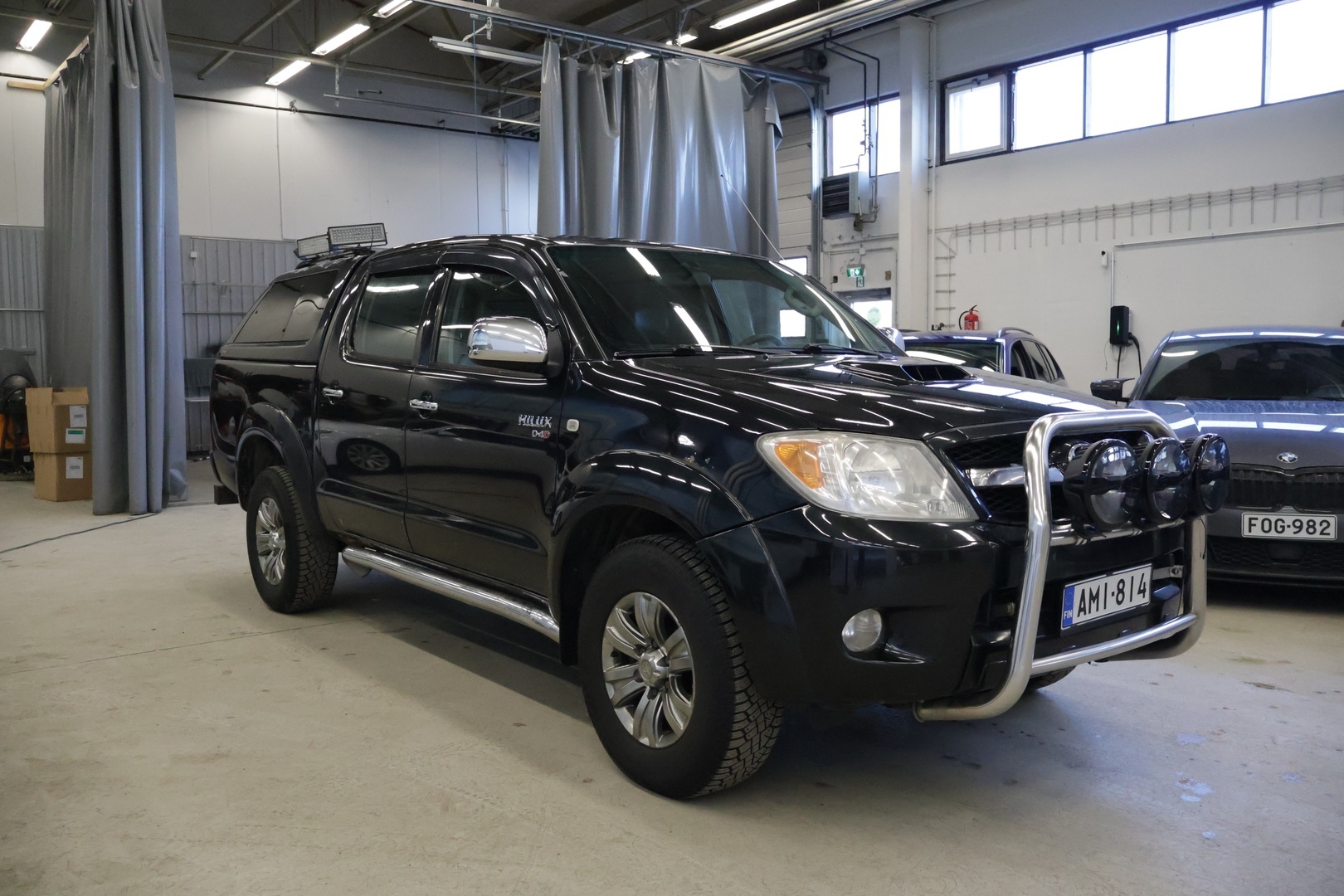 Toyota Hilux 2007 Double Cab 2,5 D-4D 120 4WD SR AC* Karjaraudat / Pakettiauto / Ilmastointi / Kahdet renkaat * - *  Vetokoukku / Penkinlämmittimet / LED-Lisävalot / Lavakate / Lohkolämmitin / Huoltokirja * 