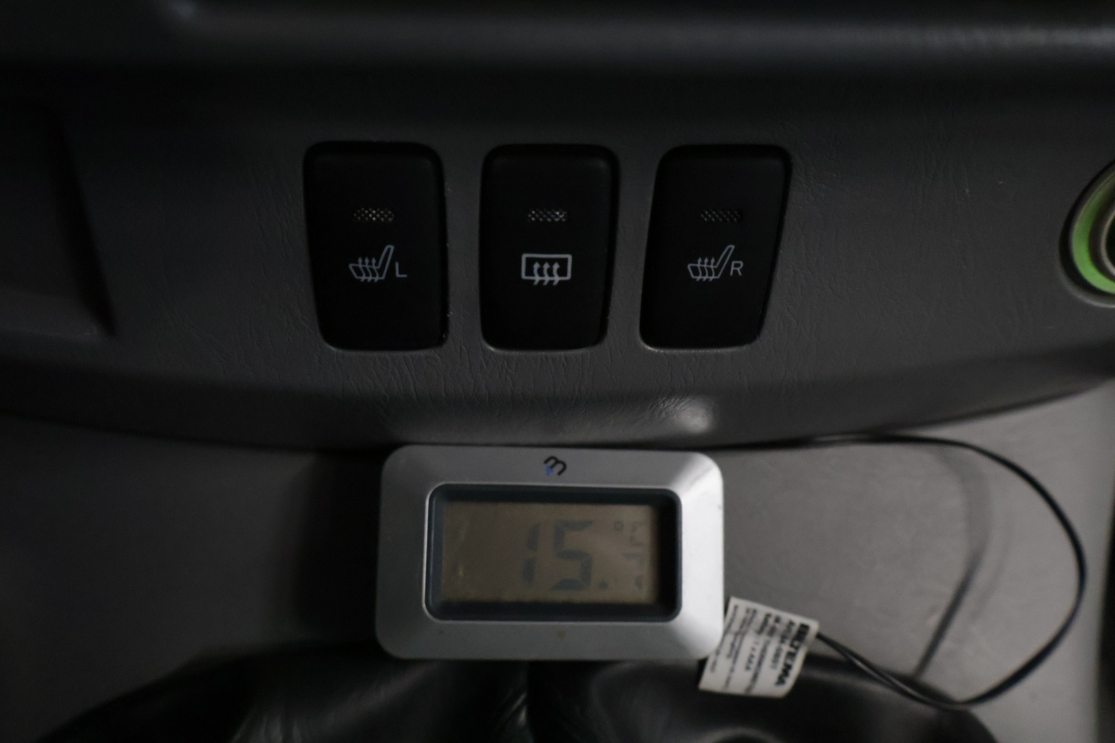 Toyota Hilux 2007 Double Cab 2,5 D-4D 120 4WD SR AC* Karjaraudat / Pakettiauto / Ilmastointi / Kahdet renkaat * - *  Vetokoukku / Penkinlämmittimet / LED-Lisävalot / Lavakate / Lohkolämmitin / Huoltokirja * 