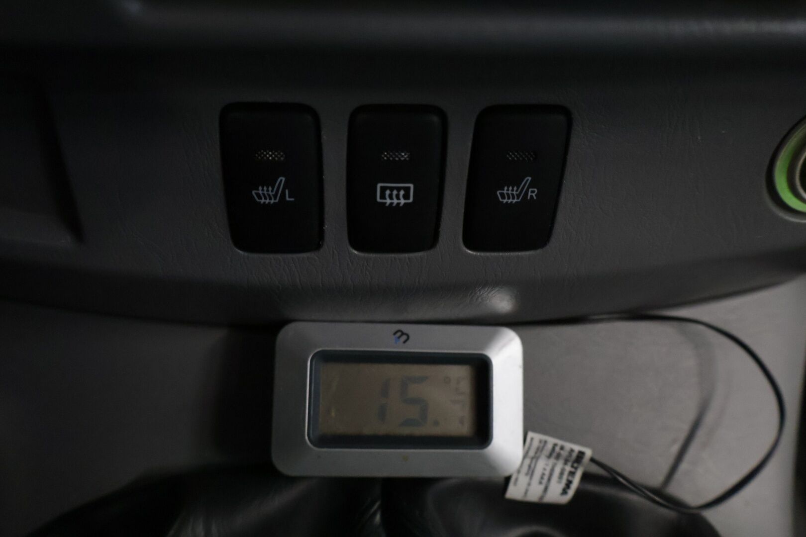 Toyota Hilux 2007 Double Cab 2,5 D-4D 120 4WD SR AC* Karjaraudat / Pakettiauto / Ilmastointi / Kahdet renkaat * - *  Vetokoukku / Penkinlämmittimet / LED-Lisävalot / Lavakate / Lohkolämmitin / Huoltokirja * 