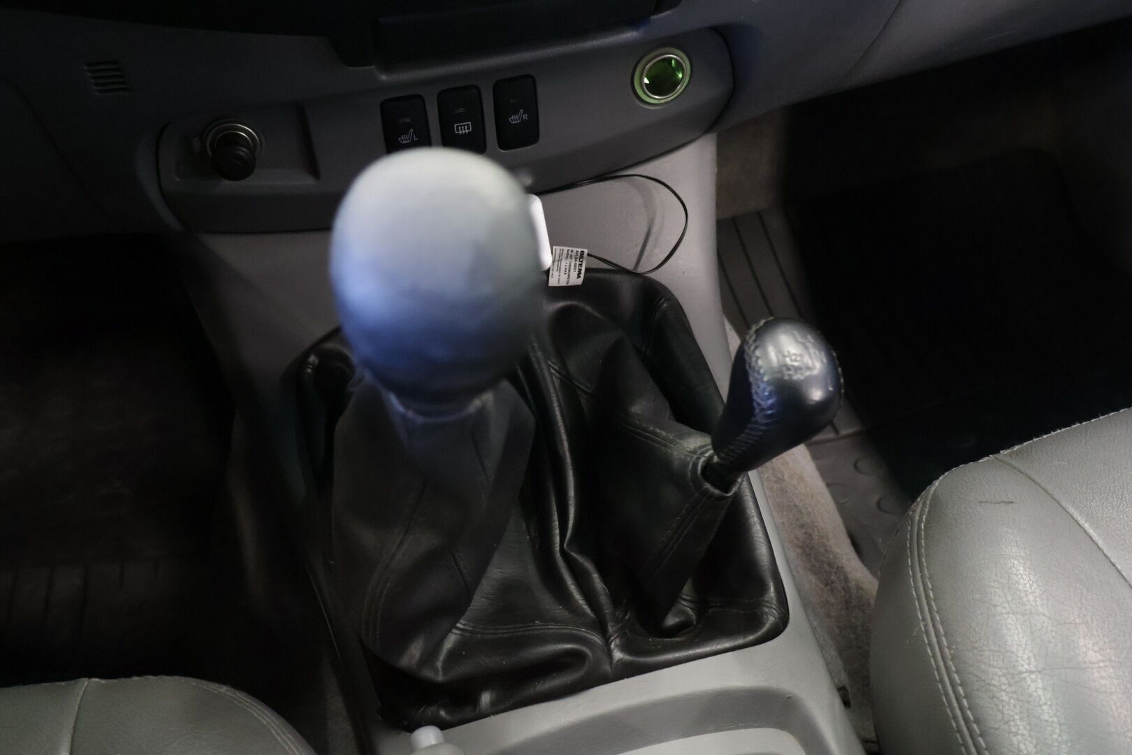 Toyota Hilux 2007 Double Cab 2,5 D-4D 120 4WD SR AC* Karjaraudat / Pakettiauto / Ilmastointi / Kahdet renkaat * - *  Vetokoukku / Penkinlämmittimet / LED-Lisävalot / Lavakate / Lohkolämmitin / Huoltokirja * 