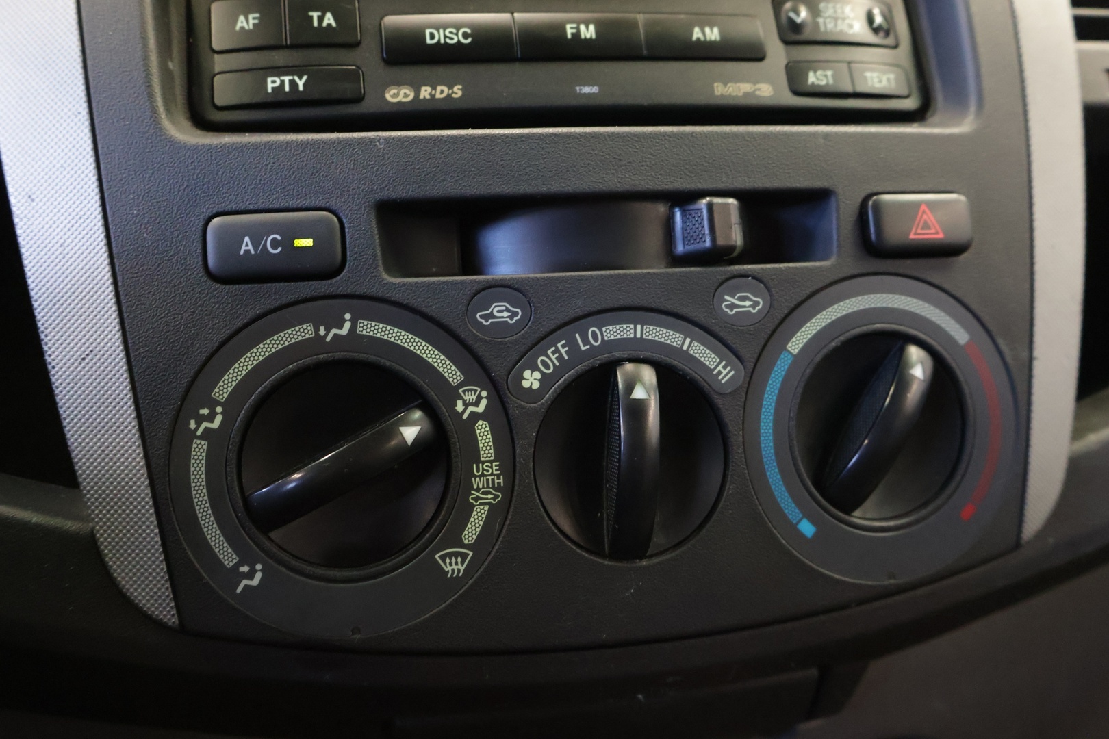 Toyota Hilux 2007 Double Cab 2,5 D-4D 120 4WD SR AC* Karjaraudat / Pakettiauto / Ilmastointi / Kahdet renkaat * - *  Vetokoukku / Penkinlämmittimet / LED-Lisävalot / Lavakate / Lohkolämmitin / Huoltokirja * 