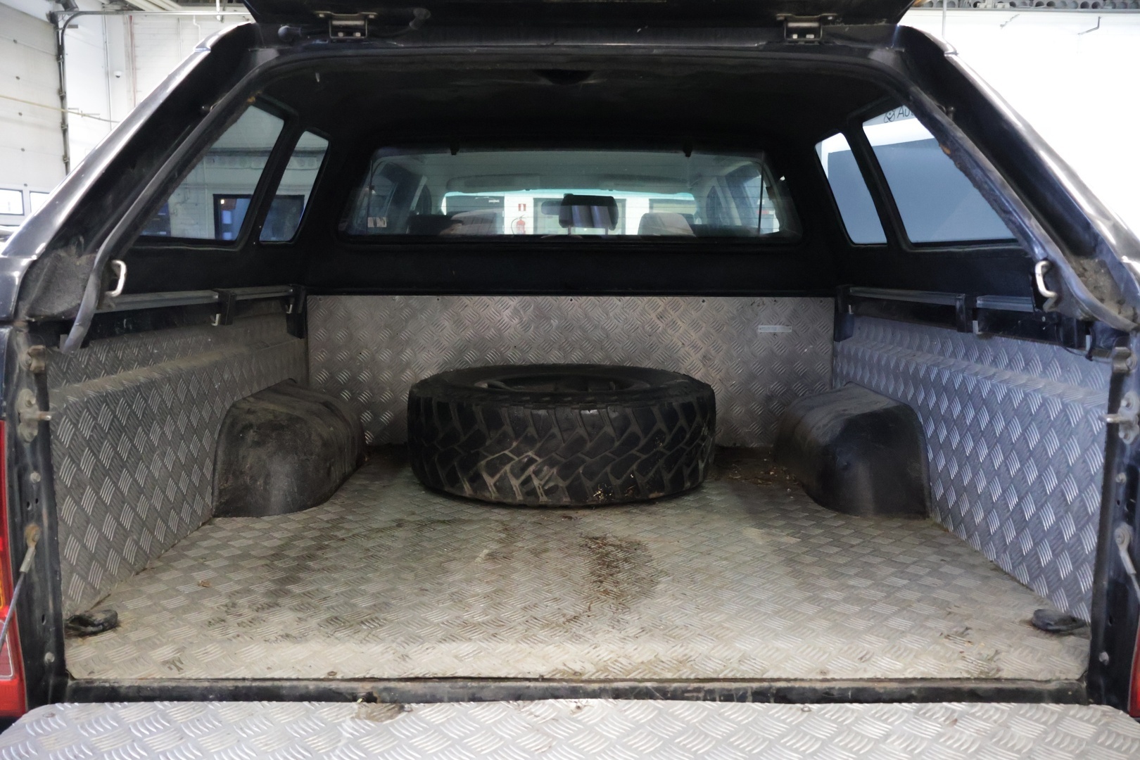 Toyota Hilux 2007 Double Cab 2,5 D-4D 120 4WD SR AC* Karjaraudat / Pakettiauto / Ilmastointi / Kahdet renkaat * - *  Vetokoukku / Penkinlämmittimet / LED-Lisävalot / Lavakate / Lohkolämmitin / Huoltokirja * 