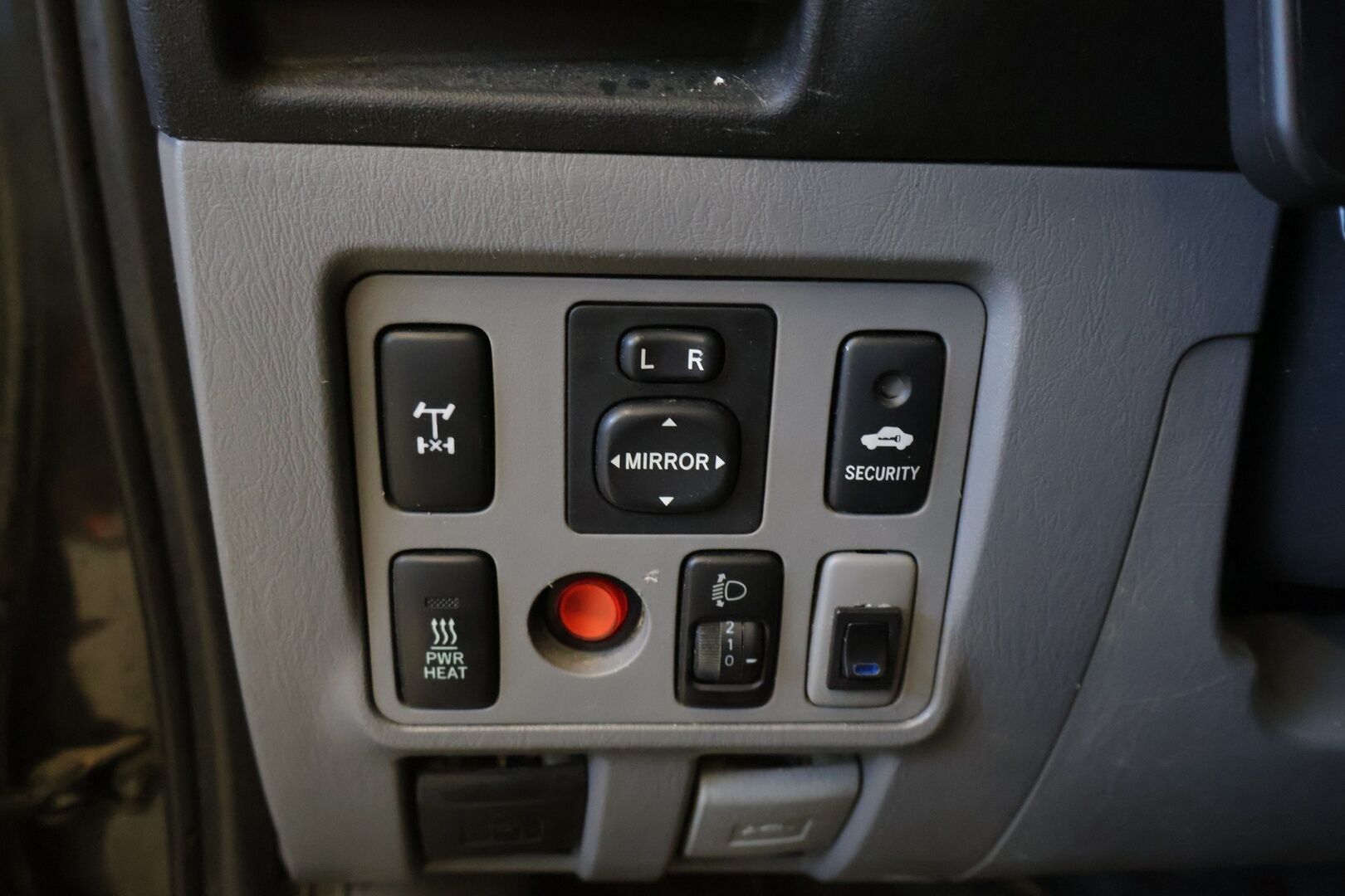 Toyota Hilux 2007 Double Cab 2,5 D-4D 120 4WD SR AC* Karjaraudat / Pakettiauto / Ilmastointi / Kahdet renkaat * - *  Vetokoukku / Penkinlämmittimet / LED-Lisävalot / Lavakate / Lohkolämmitin / Huoltokirja * 