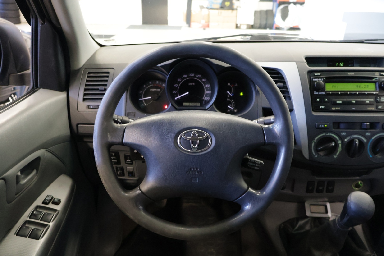 Toyota Hilux 2007 Double Cab 2,5 D-4D 120 4WD SR AC* Karjaraudat / Pakettiauto / Ilmastointi / Kahdet renkaat * - *  Vetokoukku / Penkinlämmittimet / LED-Lisävalot / Lavakate / Lohkolämmitin / Huoltokirja * 