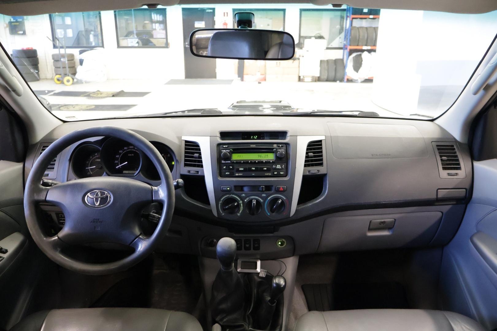 Toyota Hilux 2007 Double Cab 2,5 D-4D 120 4WD SR AC* Karjaraudat / Pakettiauto / Ilmastointi / Kahdet renkaat * - *  Vetokoukku / Penkinlämmittimet / LED-Lisävalot / Lavakate / Lohkolämmitin / Huoltokirja * 