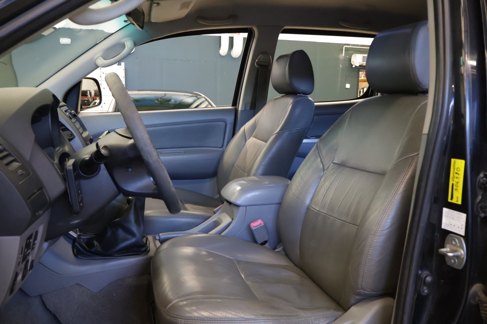 Toyota Hilux 2007 Double Cab 2,5 D-4D 120 4WD SR AC* Karjaraudat / Pakettiauto / Ilmastointi / Kahdet renkaat * - *  Vetokoukku / Penkinlämmittimet / LED-Lisävalot / Lavakate / Lohkolämmitin / Huoltokirja * 