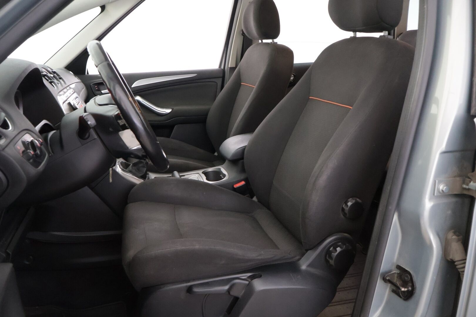 Ford S-Max 2008 2,0 TDCi 140hv Trend M6 5-ovinen *7-paikkanen / lohko / Koukku / Myydään huutokaupat.com*