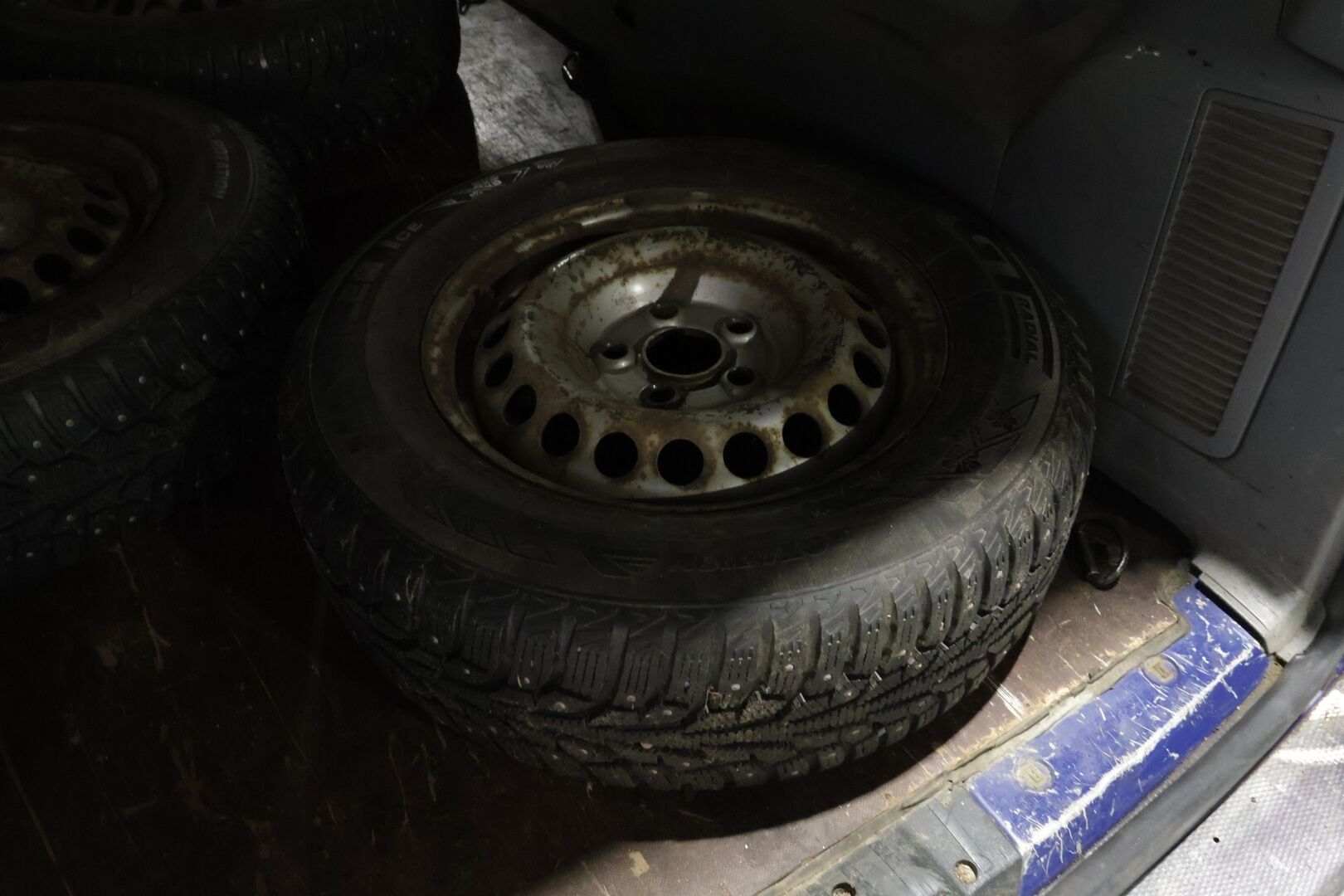 Volkswagen Transporter 2007 Kombi pa pitkä 2,5 TDI 96 kW aut, K+1 / Kohde myydään Huutokaupat.comissa! - | 2x Renkaat! | Läpijuostava! | Lohko! | Leimaa! |