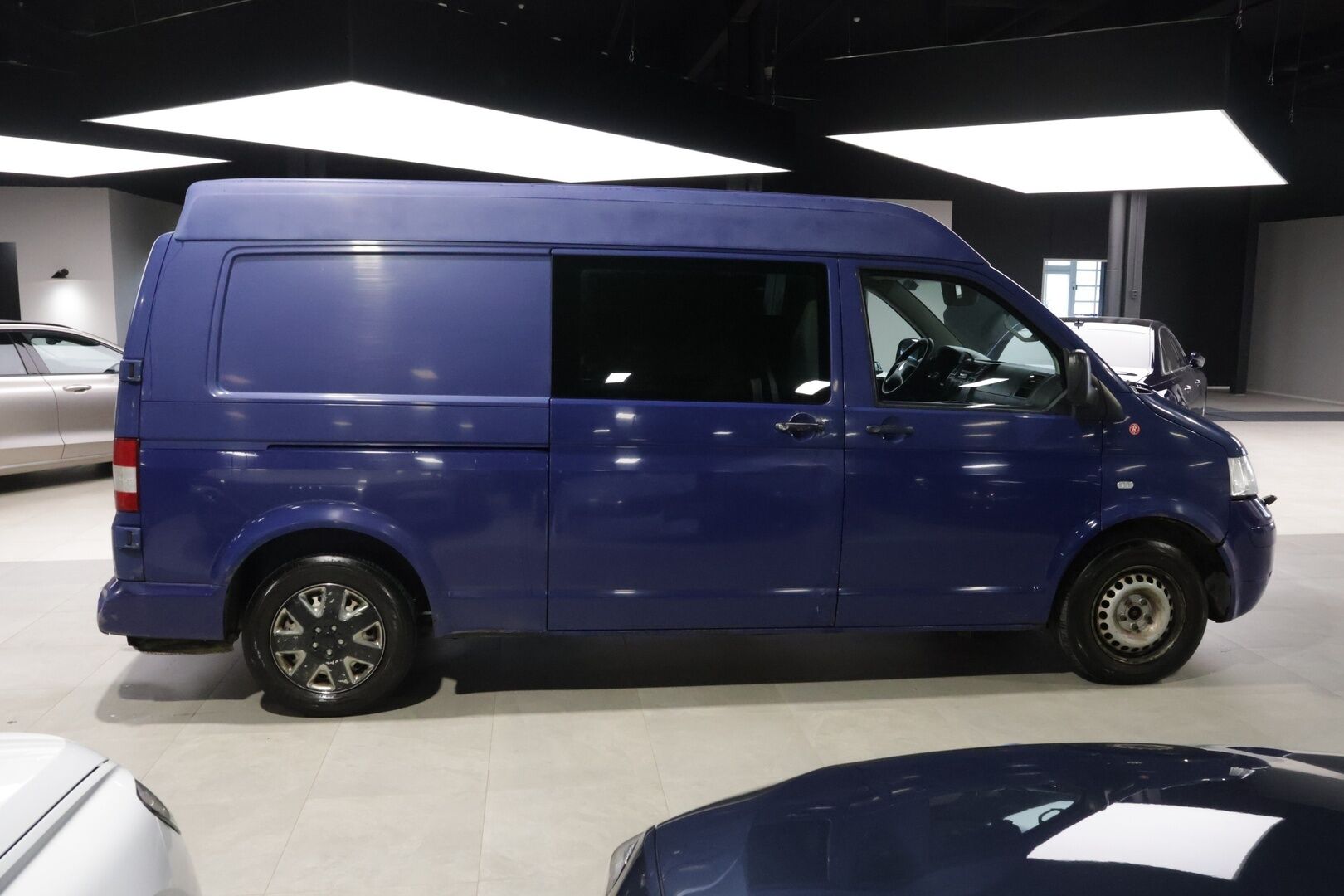 Volkswagen Transporter 2007 Kombi pa pitkä 2,5 TDI 96 kW aut, K+1 / Kohde myydään Huutokaupat.comissa! - | 2x Renkaat! | Läpijuostava! | Lohko! | Leimaa! |