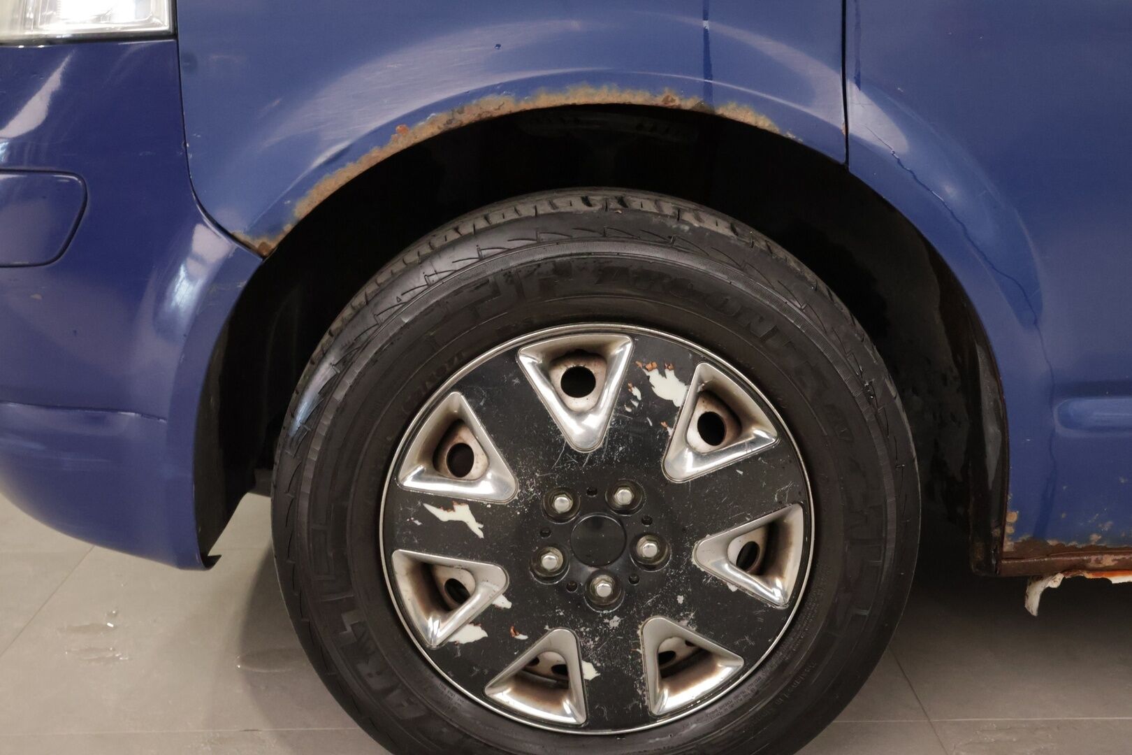 Volkswagen Transporter 2007 Kombi pa pitkä 2,5 TDI 96 kW aut, K+1 / Kohde myydään Huutokaupat.comissa! - | 2x Renkaat! | Läpijuostava! | Lohko! | Leimaa! |