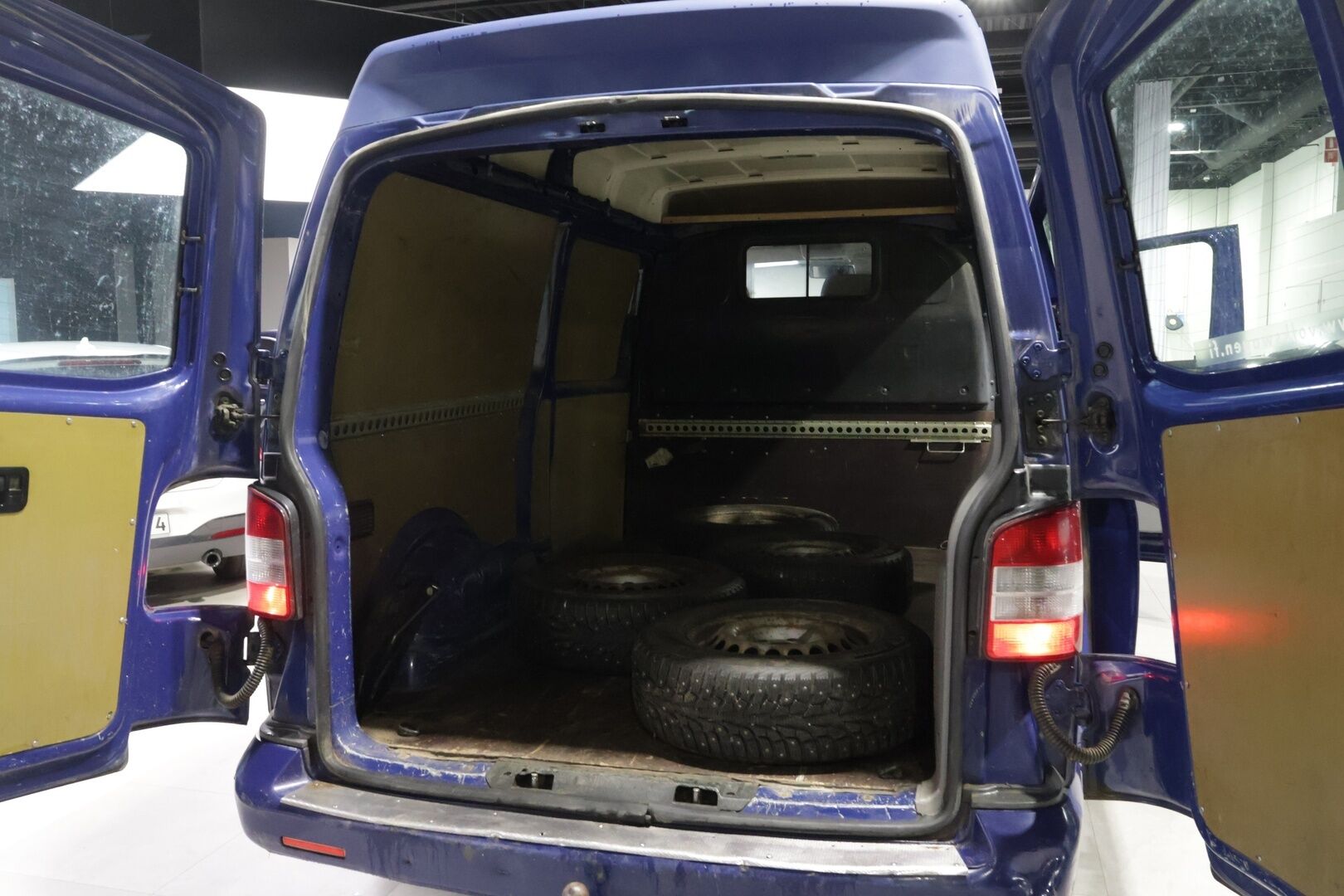 Volkswagen Transporter 2007 Kombi pa pitkä 2,5 TDI 96 kW aut, K+1 / Kohde myydään Huutokaupat.comissa! - | 2x Renkaat! | Läpijuostava! | Lohko! | Leimaa! |