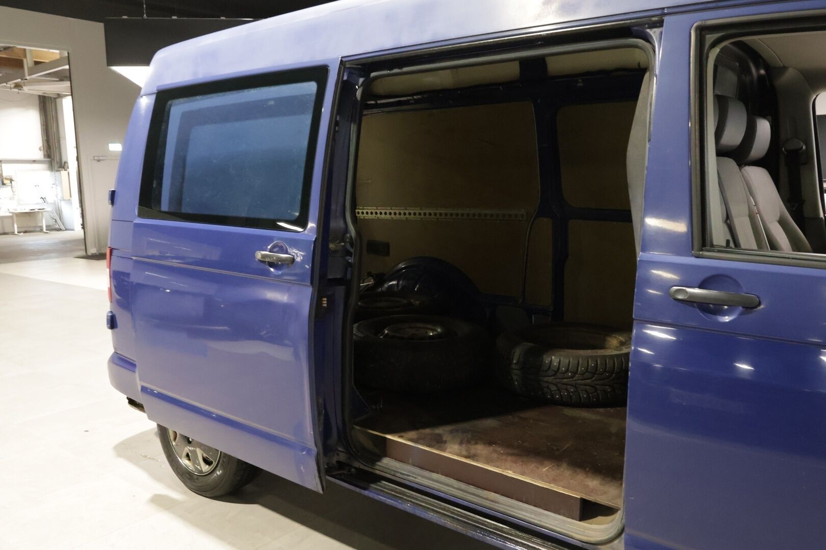 Volkswagen Transporter 2007 Kombi pa pitkä 2,5 TDI 96 kW aut, K+1 / Kohde myydään Huutokaupat.comissa! - | 2x Renkaat! | Läpijuostava! | Lohko! | Leimaa! |