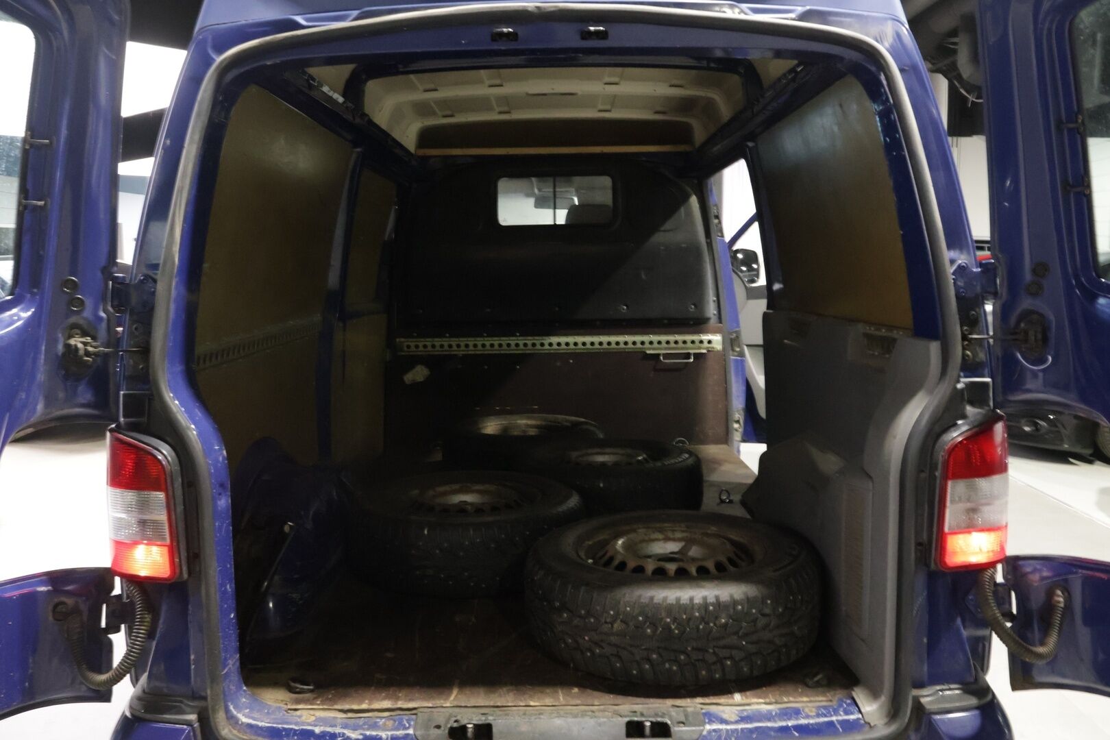 Volkswagen Transporter 2007 Kombi pa pitkä 2,5 TDI 96 kW aut, K+1 / Kohde myydään Huutokaupat.comissa! - | 2x Renkaat! | Läpijuostava! | Lohko! | Leimaa! |