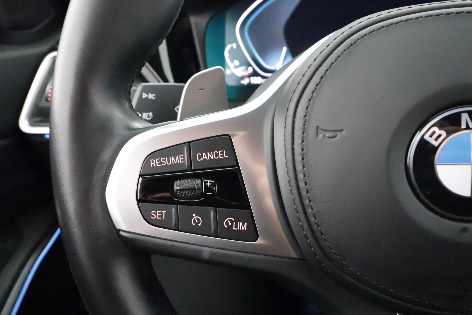 BMW 330 2021 G20 Sedan 330e A Charged Edition M Sport * Hifi / Koukku / Vakkari / P.tutkat / Sporttipenkit / Adaptiivinen alusta * - 1.Om Suomi-auto / Kahdet renkaat aluvanteilla / Hyvät varusteet