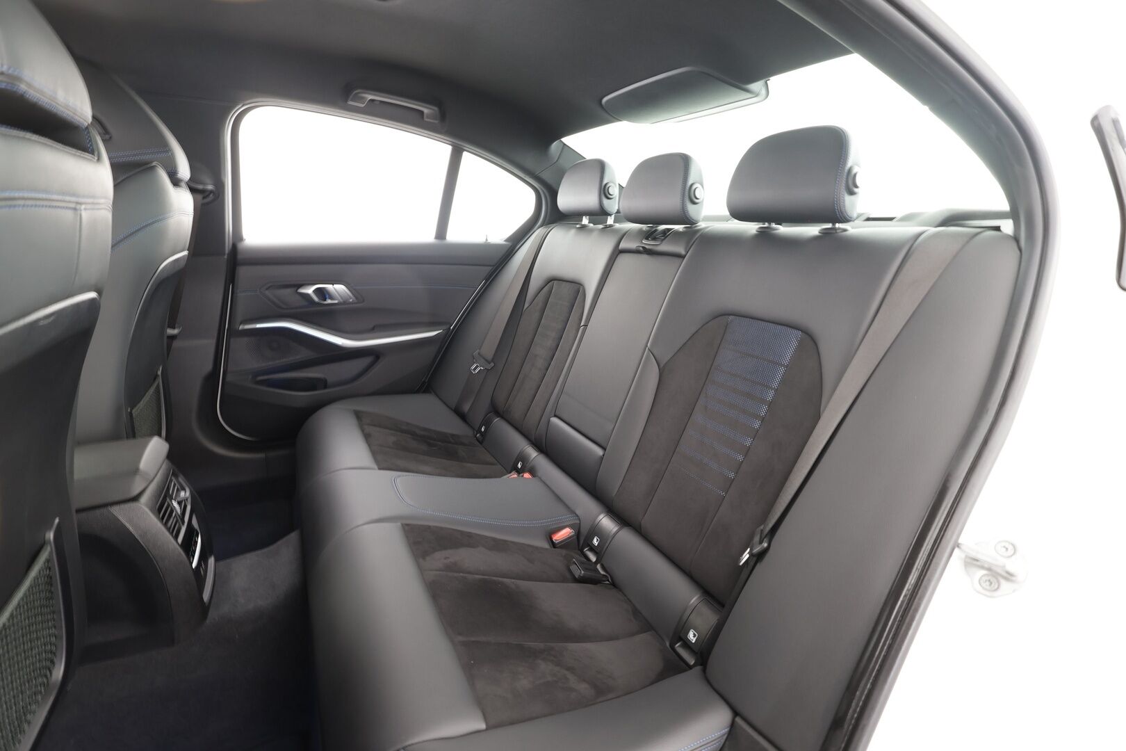 BMW 330 2021 G20 Sedan 330e A Charged Edition M Sport * Hifi / Koukku / Vakkari / P.tutkat / Sporttipenkit / Adaptiivinen alusta * - 1.Om Suomi-auto / Kahdet renkaat aluvanteilla / Hyvät varusteet