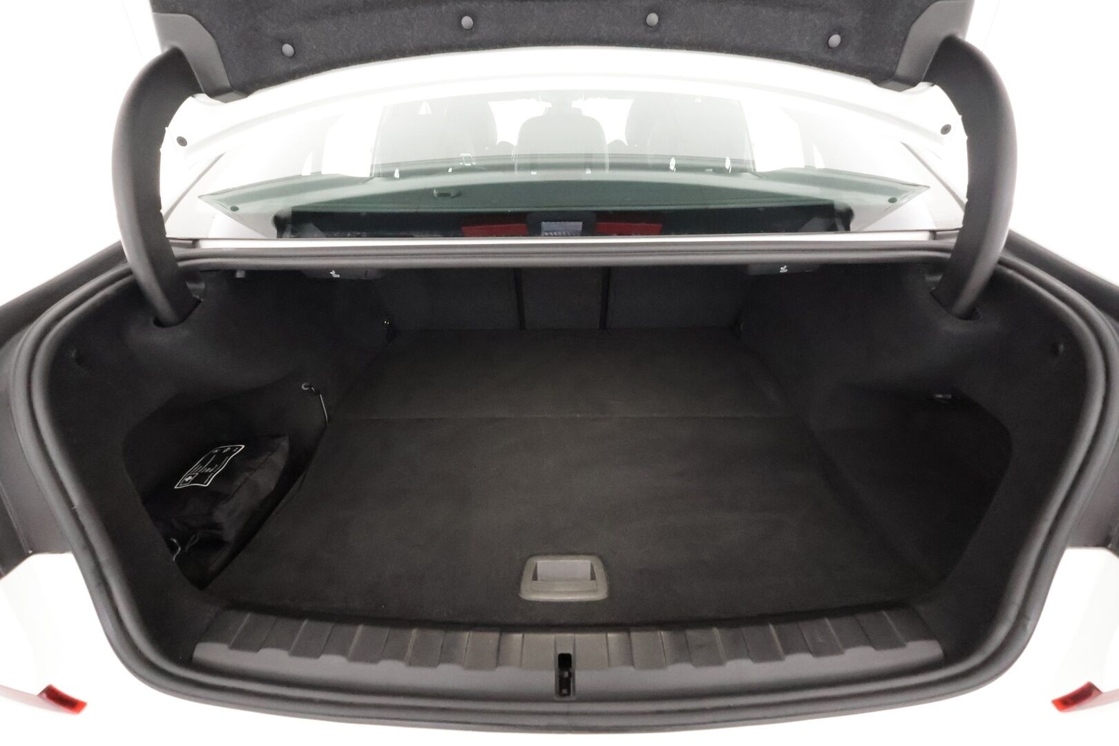 BMW 330 2021 G20 Sedan 330e A Charged Edition M Sport * Hifi / Koukku / Vakkari / P.tutkat / Sporttipenkit / Adaptiivinen alusta * - 1.Om Suomi-auto / Kahdet renkaat aluvanteilla / Hyvät varusteet