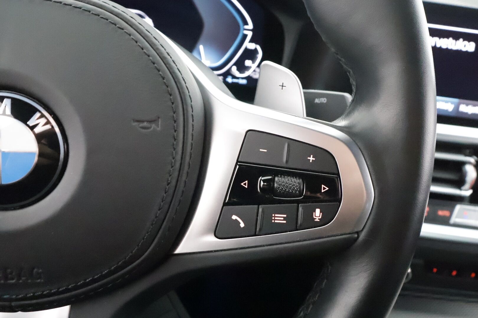 BMW 330 2021 G20 Sedan 330e A Charged Edition M Sport * Hifi / Koukku / Vakkari / P.tutkat / Sporttipenkit / Adaptiivinen alusta * - 1.Om Suomi-auto / Kahdet renkaat aluvanteilla / Hyvät varusteet