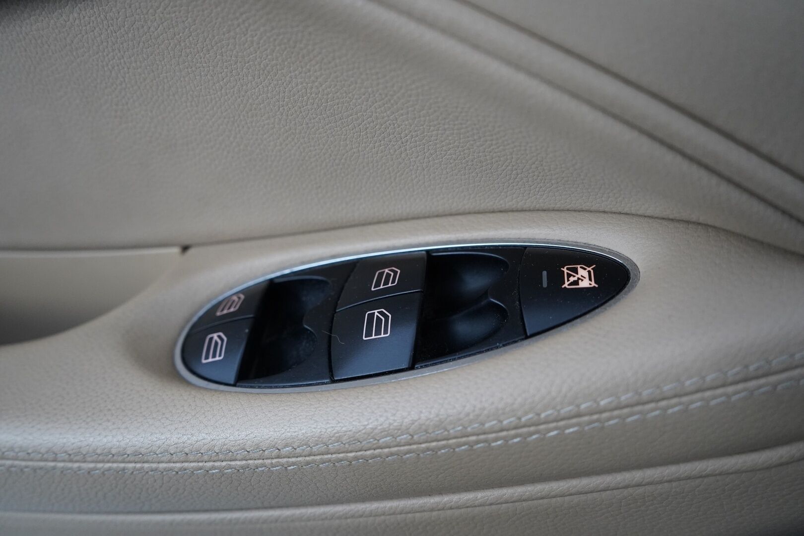 Mercedes-Benz CLS 2007 350 CGI *Myydään huutokaupat.com sivulla* - Lohkolämmitin / Peruutuskamera / Bluetooth / Vakionopeudensäädin /  Muistipenkki / Navi / Nahkasisusta / Suomi-auto 
