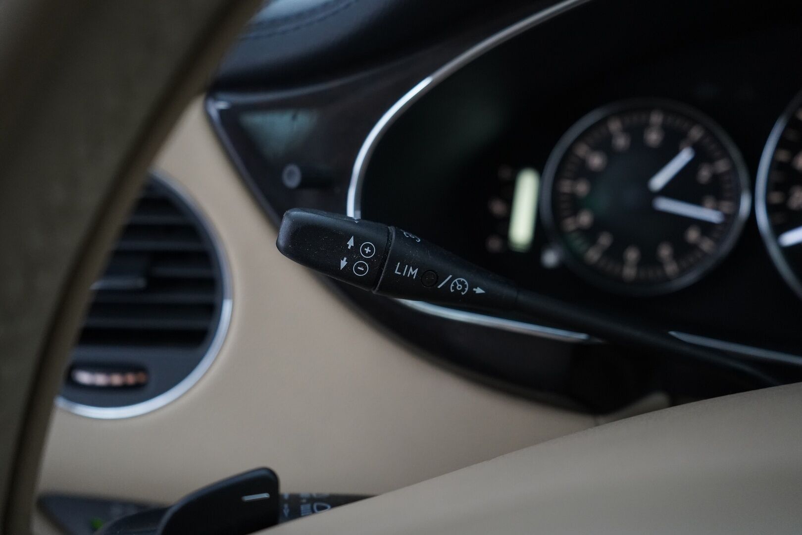 Mercedes-Benz CLS 2007 350 CGI *Myydään huutokaupat.com sivulla* - Lohkolämmitin / Peruutuskamera / Bluetooth / Vakionopeudensäädin /  Muistipenkki / Navi / Nahkasisusta / Suomi-auto 