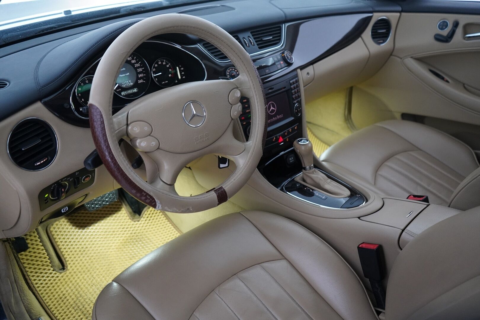 Mercedes-Benz CLS 2007 350 CGI *Myydään huutokaupat.com sivulla* - Lohkolämmitin / Peruutuskamera / Bluetooth / Vakionopeudensäädin /  Muistipenkki / Navi / Nahkasisusta / Suomi-auto 