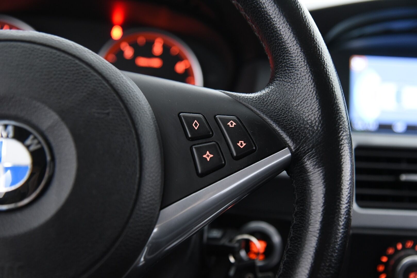 BMW 520 2010 E60 Sedan Business / Tämä auto myydään YritysOutlet -valikoimasta vain yritykselle - Lohkolämmitin+Sisäpuhallin / Bixenon / Tutkat / 2x alumiinivanteet