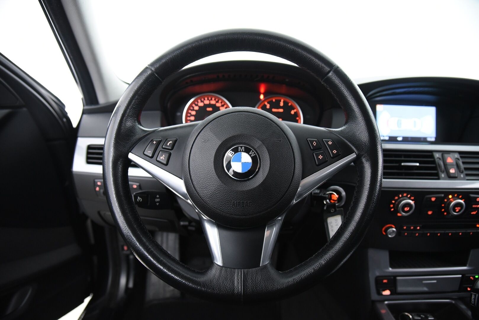 BMW 520 2010 E60 Sedan Business / Tämä auto myydään YritysOutlet -valikoimasta vain yritykselle - Lohkolämmitin+Sisäpuhallin / Bixenon / Tutkat / 2x alumiinivanteet