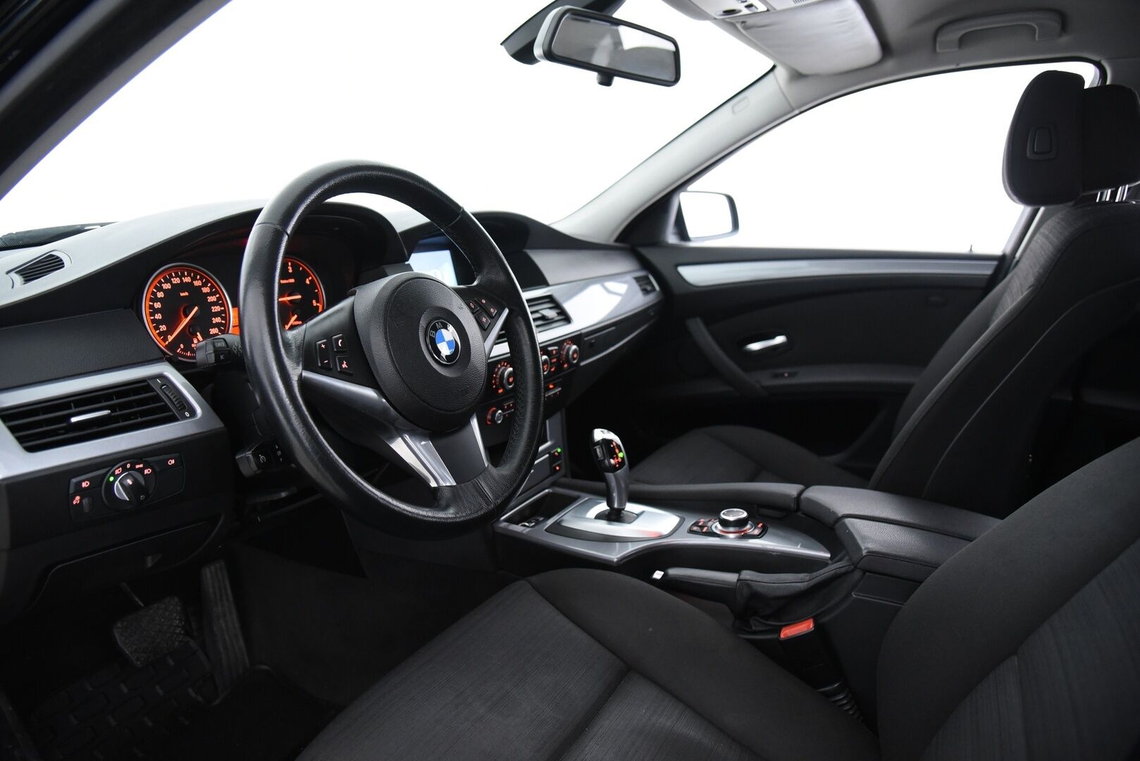 BMW 520 2010 E60 Sedan Business / Tämä auto myydään YritysOutlet -valikoimasta vain yritykselle - Lohkolämmitin+Sisäpuhallin / Bixenon / Tutkat / 2x alumiinivanteet