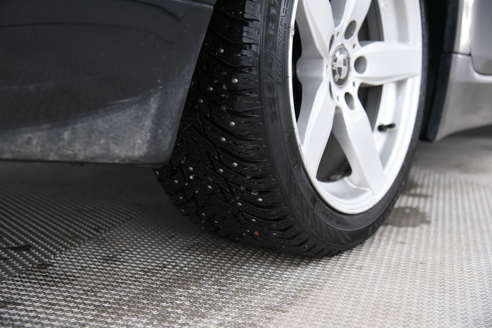 BMW 520 2010 E60 Sedan Business / Tämä auto myydään YritysOutlet -valikoimasta vain yritykselle - Lohkolämmitin+Sisäpuhallin / Bixenon / Tutkat / 2x alumiinivanteet