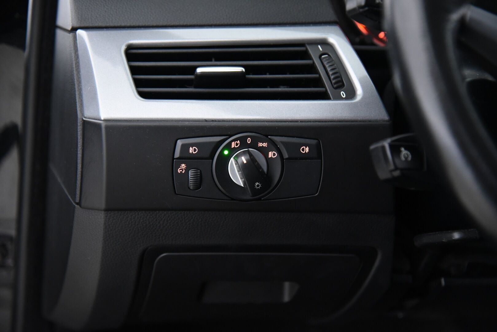 BMW 520 2010 E60 Sedan Business / Tämä auto myydään YritysOutlet -valikoimasta vain yritykselle - Lohkolämmitin+Sisäpuhallin / Bixenon / Tutkat / 2x alumiinivanteet