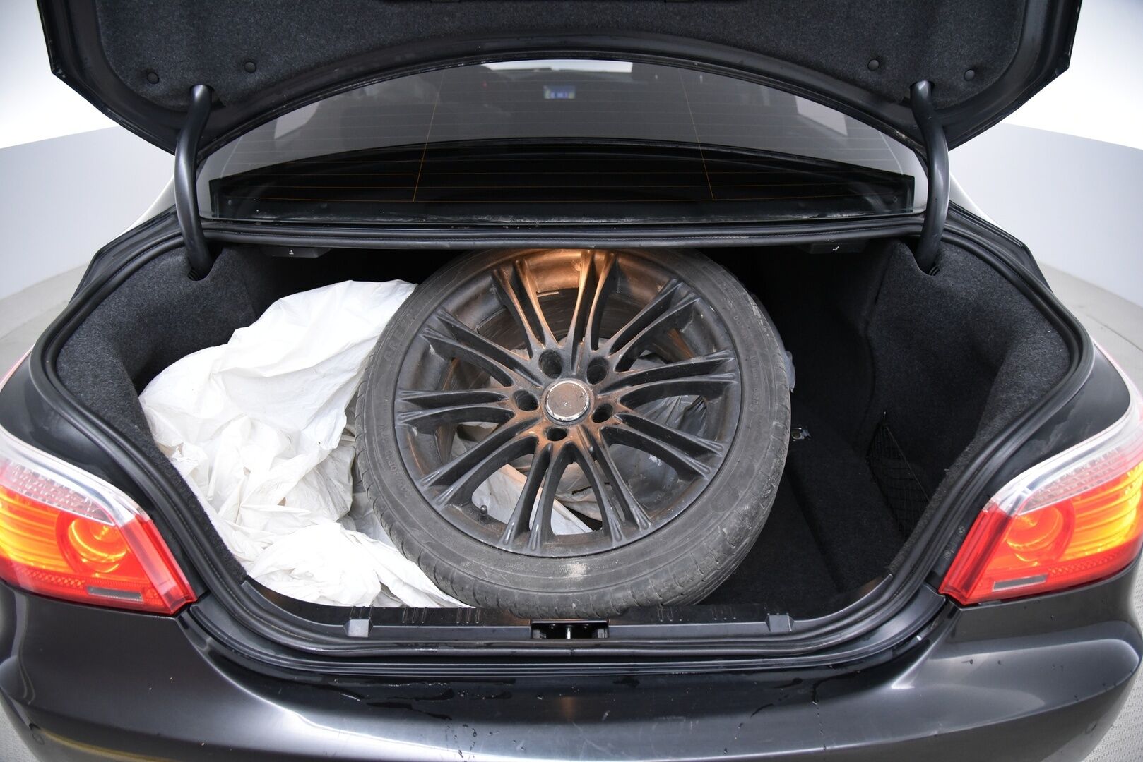 BMW 520 2010 E60 Sedan Business / Tämä auto myydään YritysOutlet -valikoimasta vain yritykselle - Lohkolämmitin+Sisäpuhallin / Bixenon / Tutkat / 2x alumiinivanteet