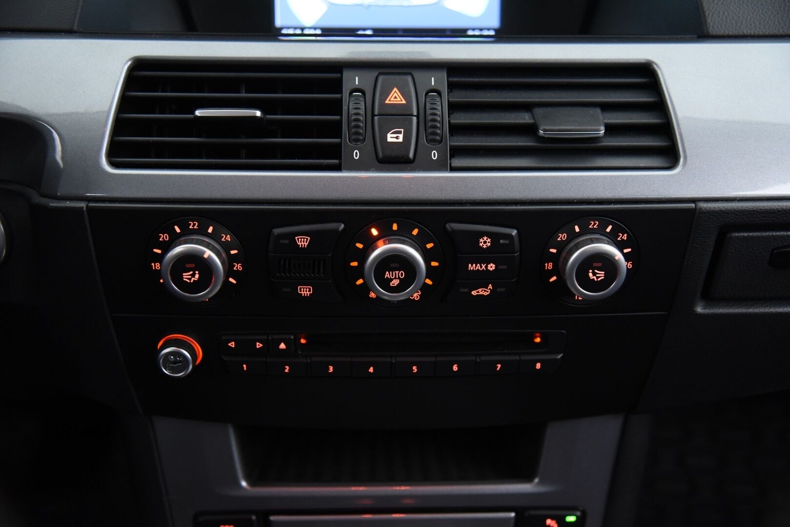 BMW 520 2010 E60 Sedan Business / Tämä auto myydään YritysOutlet -valikoimasta vain yritykselle - Lohkolämmitin+Sisäpuhallin / Bixenon / Tutkat / 2x alumiinivanteet