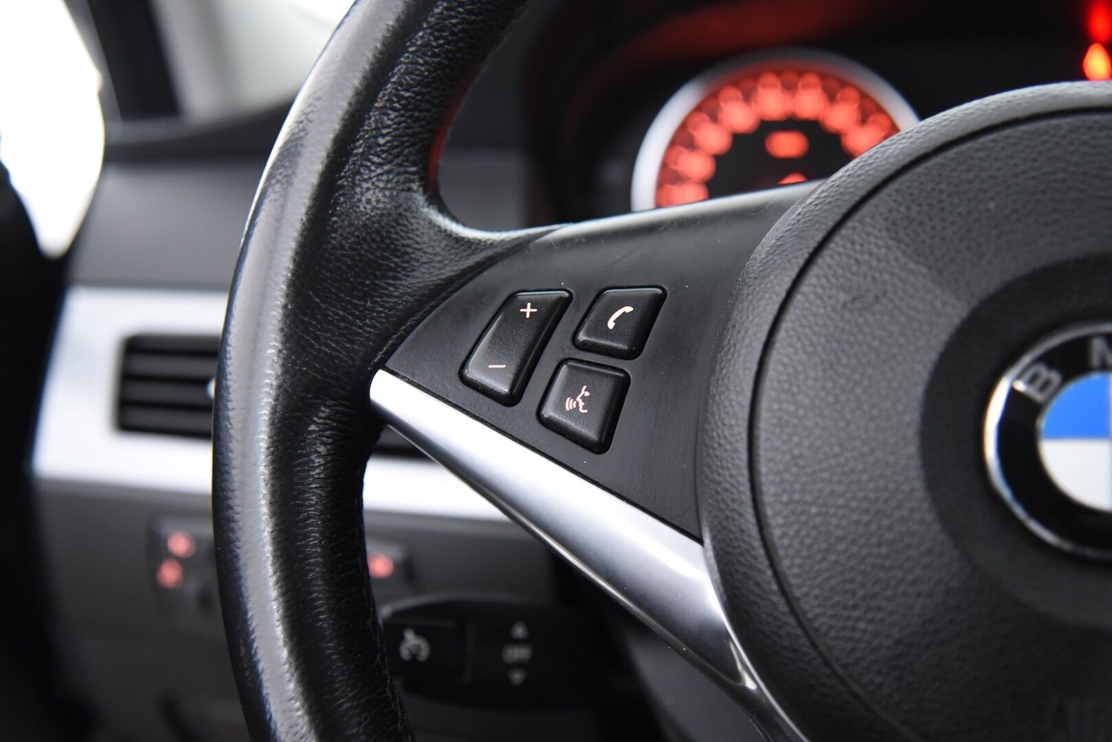 BMW 520 2010 E60 Sedan Business / Tämä auto myydään YritysOutlet -valikoimasta vain yritykselle - Lohkolämmitin+Sisäpuhallin / Bixenon / Tutkat / 2x alumiinivanteet