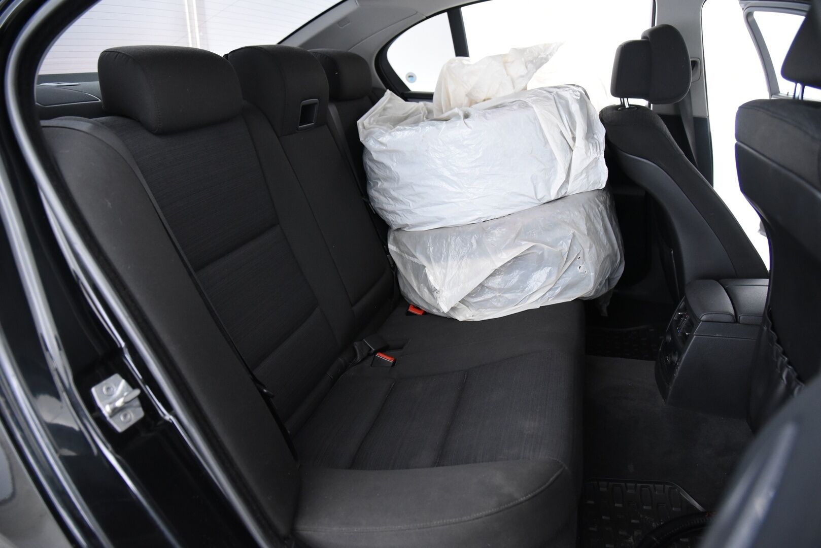 BMW 520 2010 E60 Sedan Business / Tämä auto myydään YritysOutlet -valikoimasta vain yritykselle - Lohkolämmitin+Sisäpuhallin / Bixenon / Tutkat / 2x alumiinivanteet