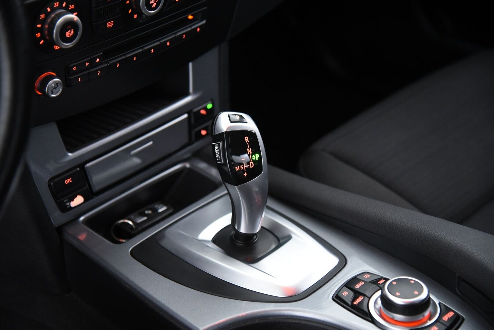 BMW 520 2010 E60 Sedan Business / Tämä auto myydään YritysOutlet -valikoimasta vain yritykselle - Lohkolämmitin+Sisäpuhallin / Bixenon / Tutkat / 2x alumiinivanteet