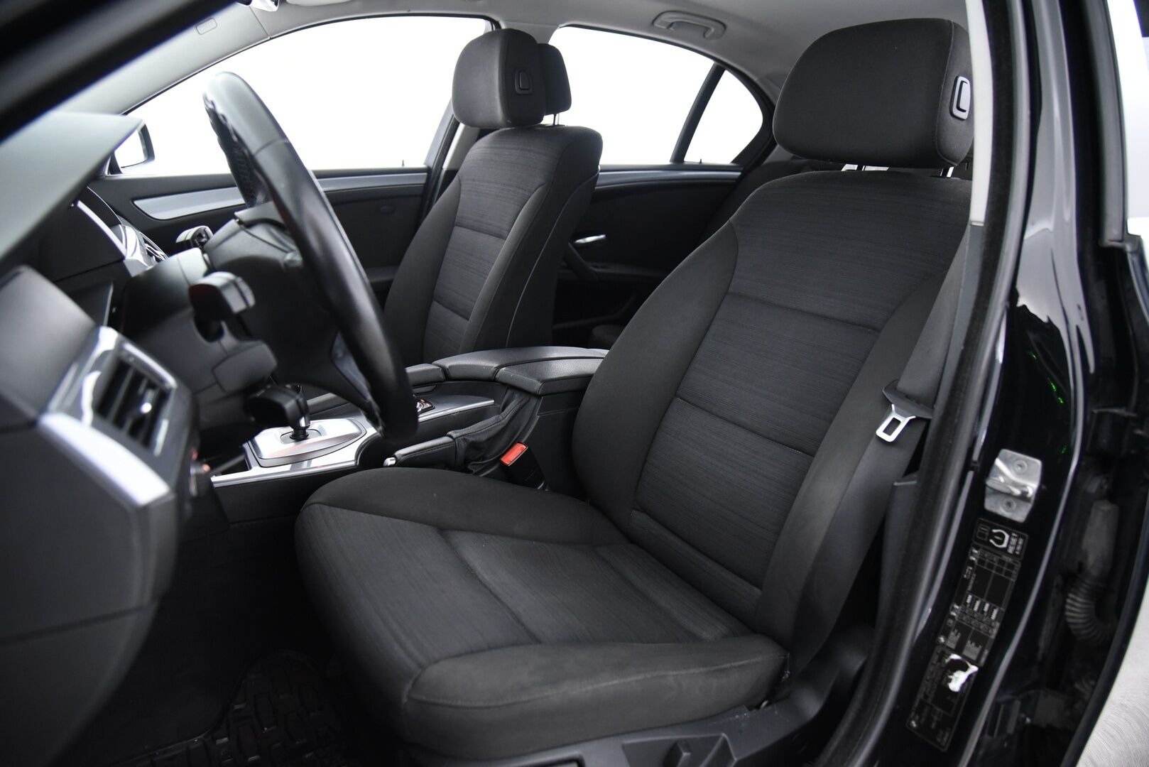 BMW 520 2010 E60 Sedan Business / Tämä auto myydään YritysOutlet -valikoimasta vain yritykselle - Lohkolämmitin+Sisäpuhallin / Bixenon / Tutkat / 2x alumiinivanteet