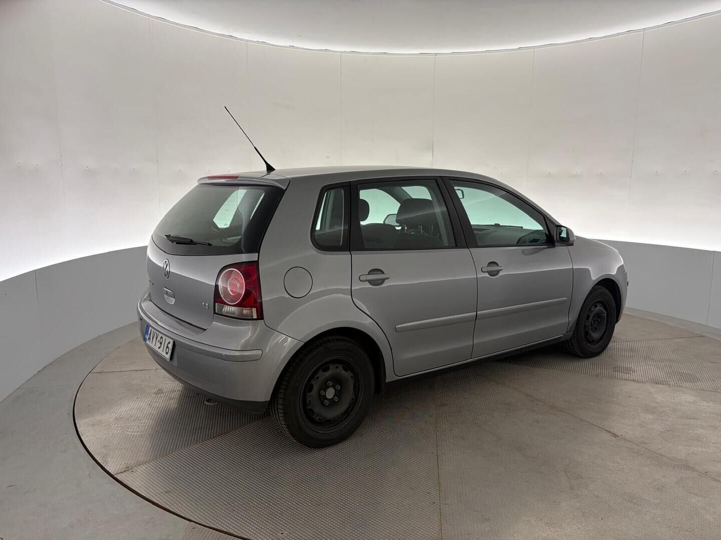 Volkswagen Polo 2007 1.4 59 kW / 80 hv | Myydään huutokaupat.com - Tämä auto myydään huutokaupat.com -sivuston kautta | Pitkä leima! | Lohko+Sisäpistoke | 2X Renkaat & Vanteet |