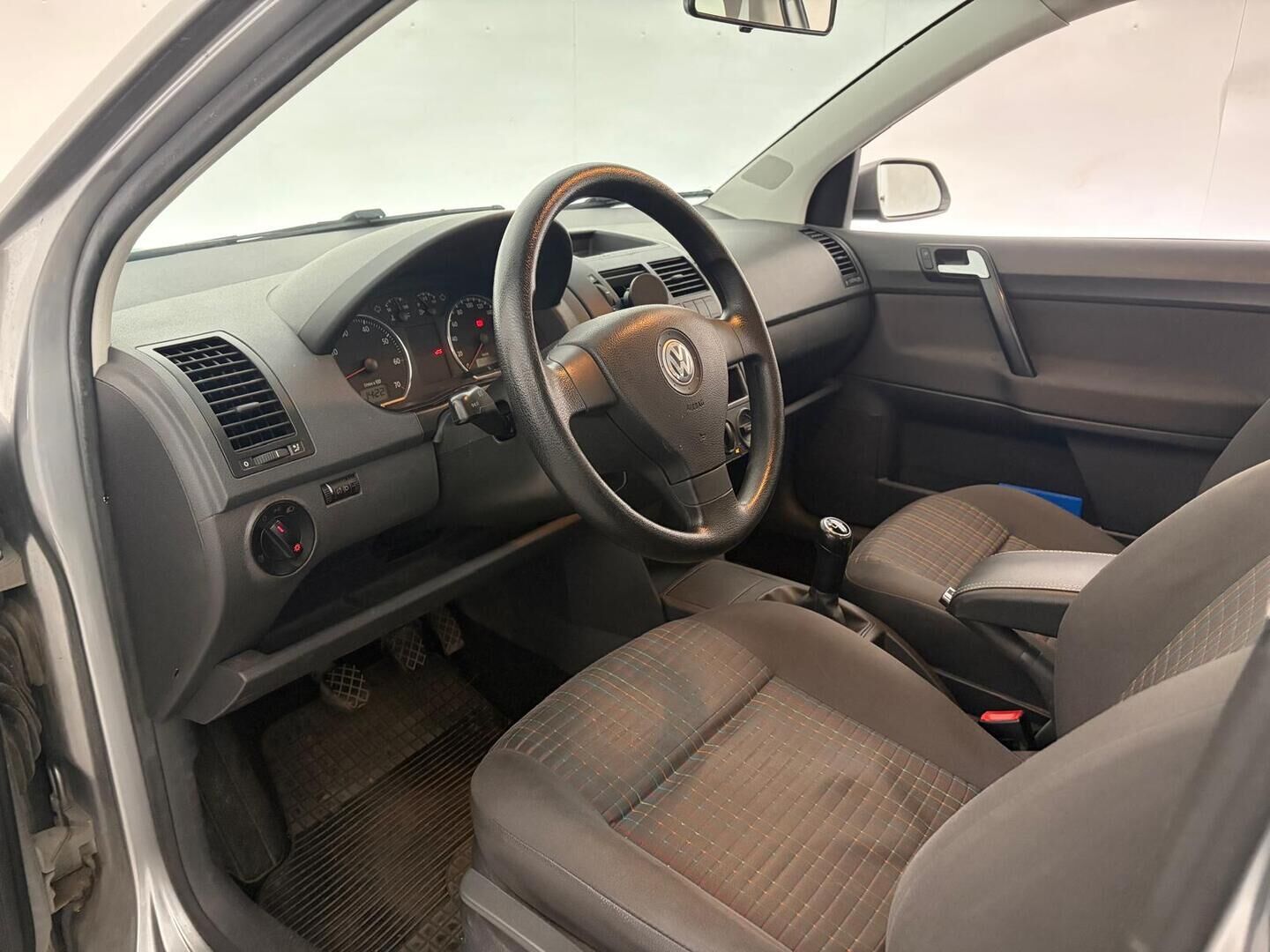 Volkswagen Polo 2007 1.4 59 kW / 80 hv | Myydään huutokaupat.com - Tämä auto myydään huutokaupat.com -sivuston kautta | Pitkä leima! | Lohko+Sisäpistoke | 2X Renkaat & Vanteet |