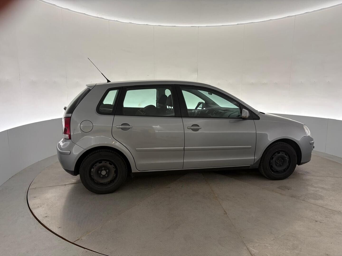 Volkswagen Polo 2007 1.4 59 kW / 80 hv | Myydään huutokaupat.com - Tämä auto myydään huutokaupat.com -sivuston kautta | Pitkä leima! | Lohko+Sisäpistoke | 2X Renkaat & Vanteet |