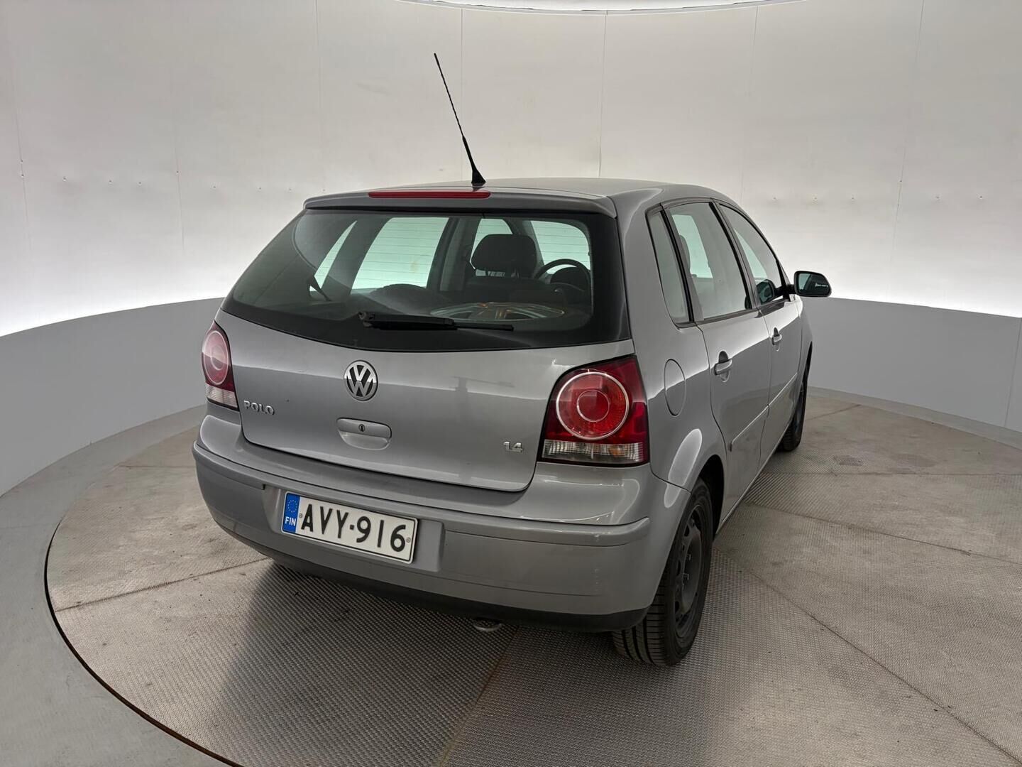 Volkswagen Polo 2007 1.4 59 kW / 80 hv | Myydään huutokaupat.com - Tämä auto myydään huutokaupat.com -sivuston kautta | Pitkä leima! | Lohko+Sisäpistoke | 2X Renkaat & Vanteet |