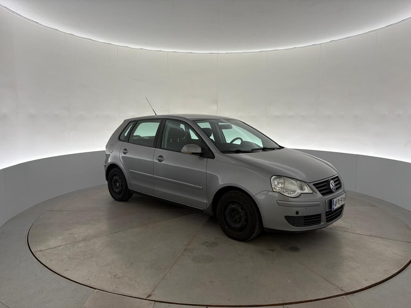 Volkswagen Polo 2007 1.4 59 kW / 80 hv | Myydään huutokaupat.com - Tämä auto myydään huutokaupat.com -sivuston kautta | Pitkä leima! | Lohko+Sisäpistoke | 2X Renkaat & Vanteet |