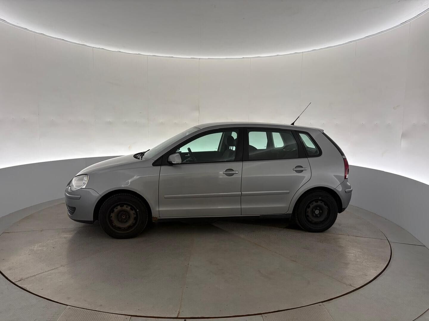 Volkswagen Polo 2007 1.4 59 kW / 80 hv | Myydään huutokaupat.com - Tämä auto myydään huutokaupat.com -sivuston kautta | Pitkä leima! | Lohko+Sisäpistoke | 2X Renkaat & Vanteet |