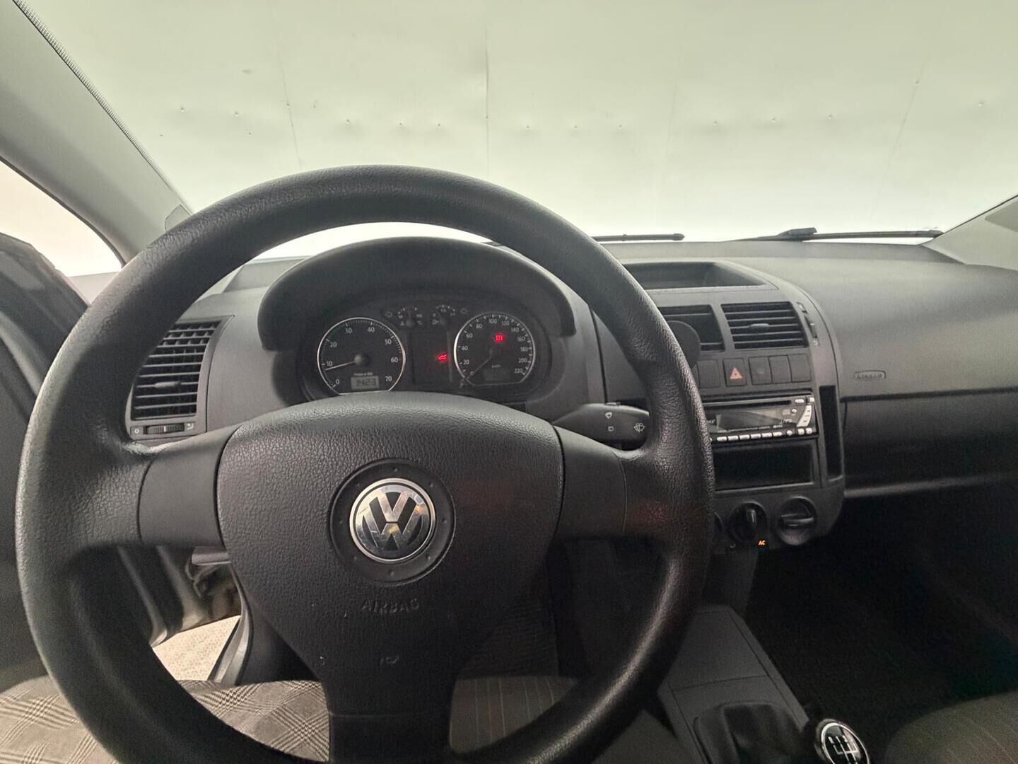 Volkswagen Polo 2007 1.4 59 kW / 80 hv | Myydään huutokaupat.com - Tämä auto myydään huutokaupat.com -sivuston kautta | Pitkä leima! | Lohko+Sisäpistoke | 2X Renkaat & Vanteet |