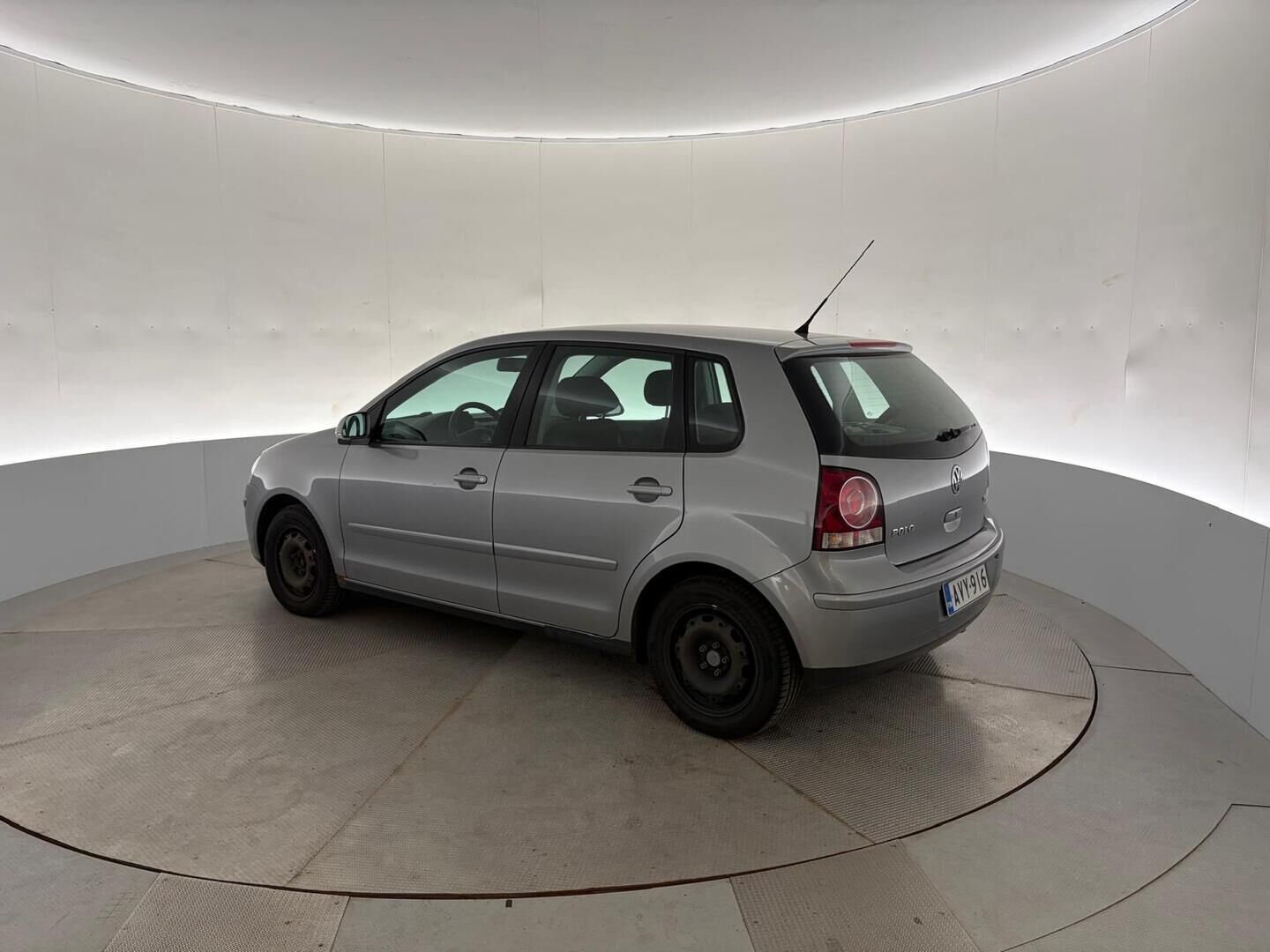 Volkswagen Polo 2007 1.4 59 kW / 80 hv | Myydään huutokaupat.com - Tämä auto myydään huutokaupat.com -sivuston kautta | Pitkä leima! | Lohko+Sisäpistoke | 2X Renkaat & Vanteet |