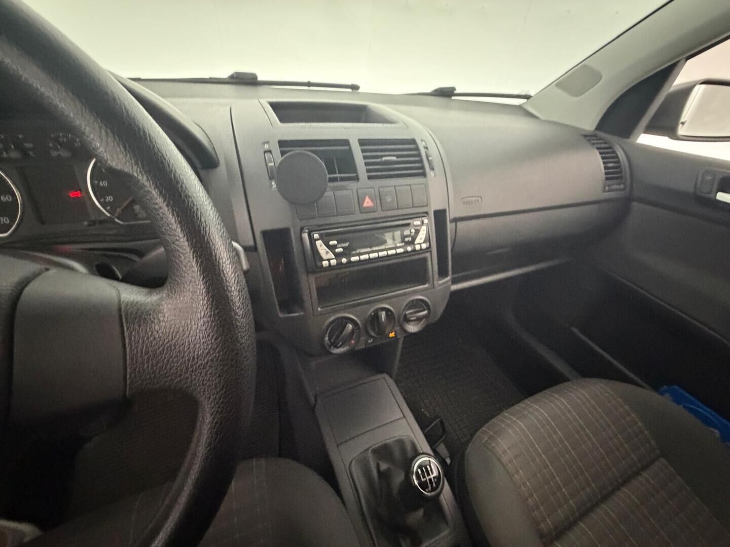 Volkswagen Polo 2007 1.4 59 kW / 80 hv | Myydään huutokaupat.com - Tämä auto myydään huutokaupat.com -sivuston kautta | Pitkä leima! | Lohko+Sisäpistoke | 2X Renkaat & Vanteet |