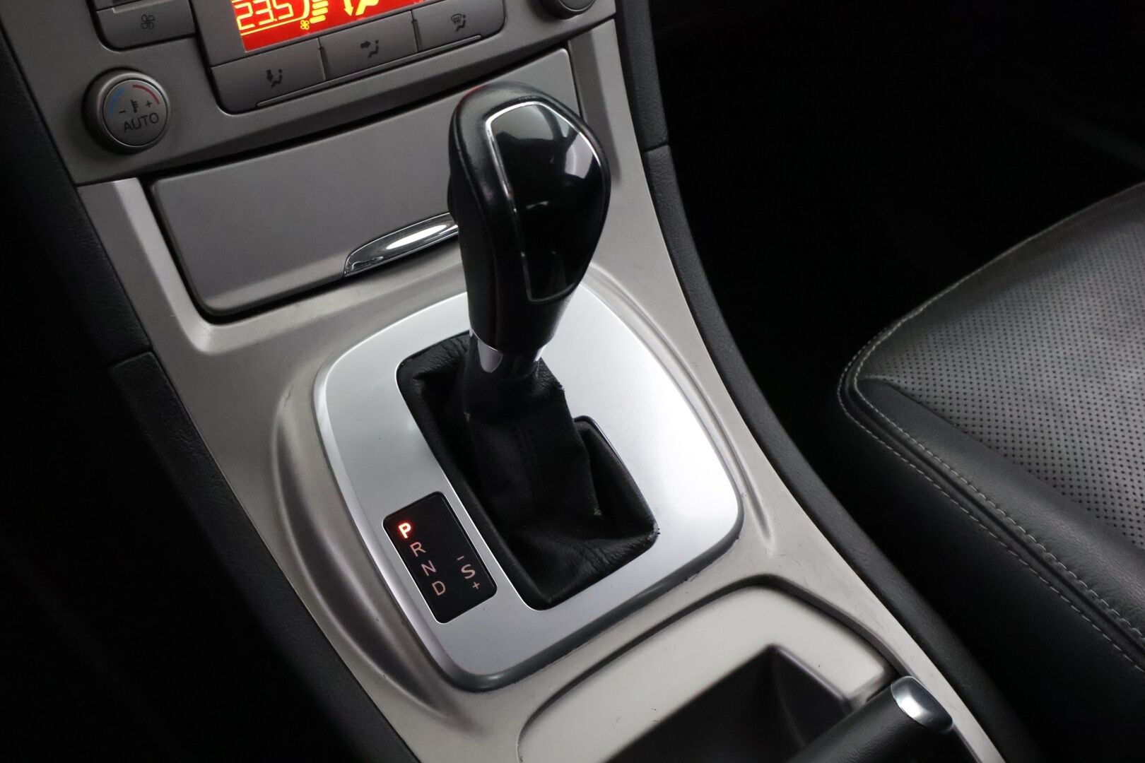 Ford Galaxy 2010 2,0 TDCi 140 hv autom. DPF Ghia Business A6 5-ovinen - YritysOutlet - Myydään vain yrityksille