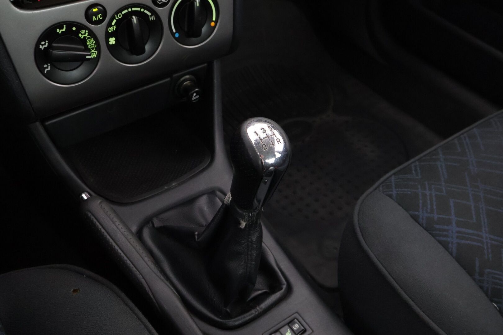 Toyota Avensis 2002 MYYDÄÄN HUUTOKAUPAT.COM!