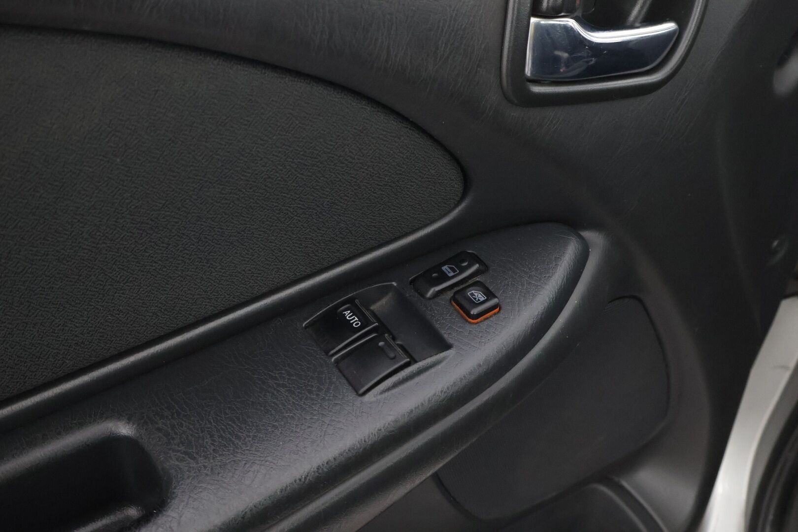 Toyota Avensis 2002 MYYDÄÄN HUUTOKAUPAT.COM!