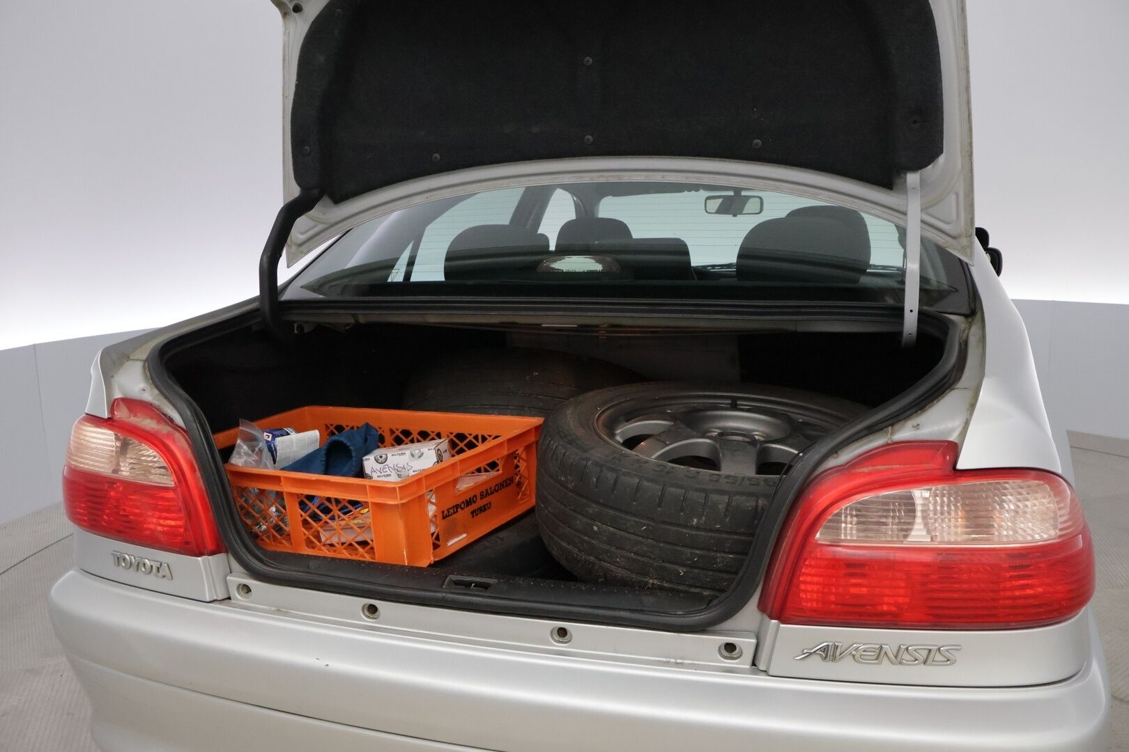 Toyota Avensis 2002 MYYDÄÄN HUUTOKAUPAT.COM!