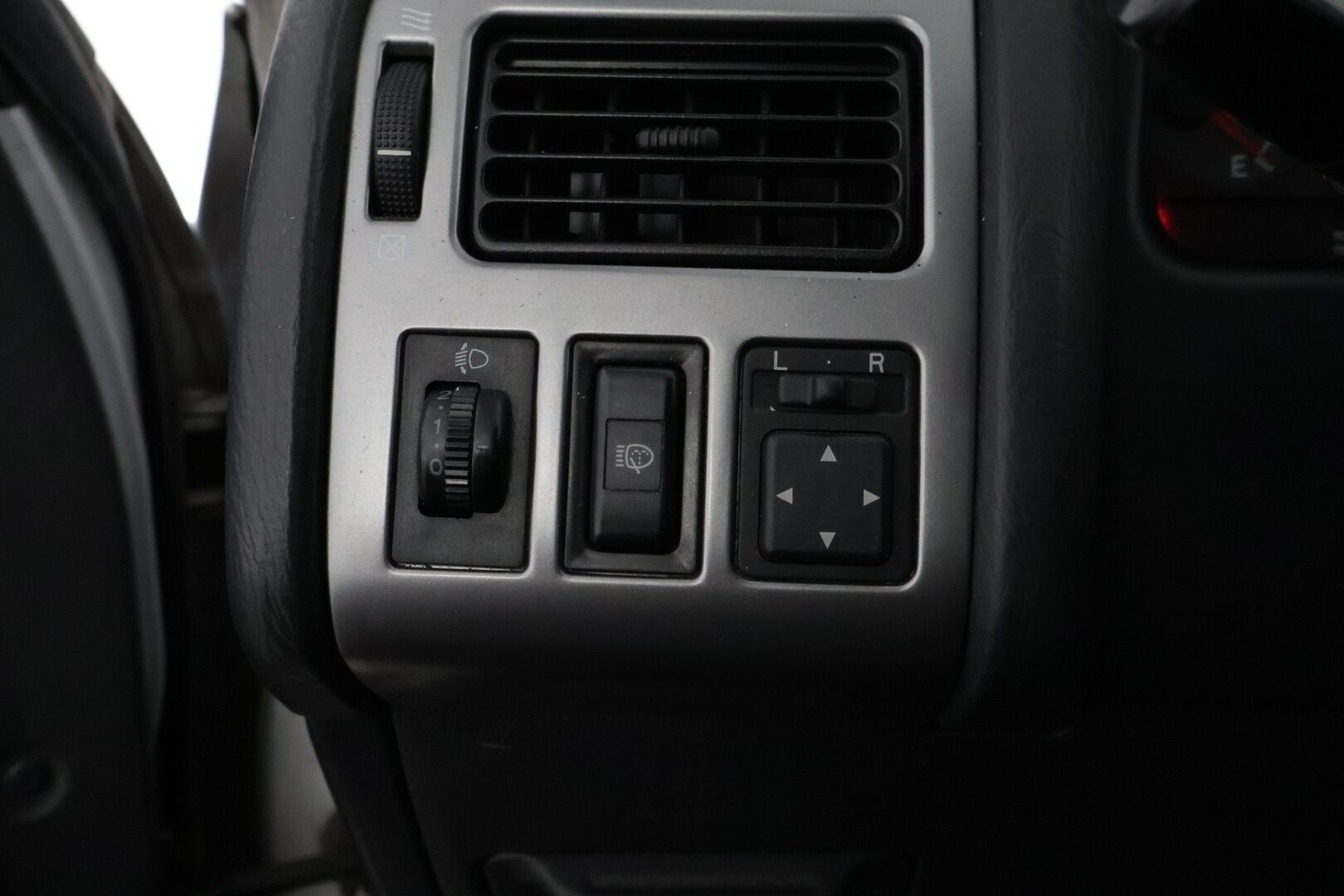 Toyota Avensis 2002 MYYDÄÄN HUUTOKAUPAT.COM!