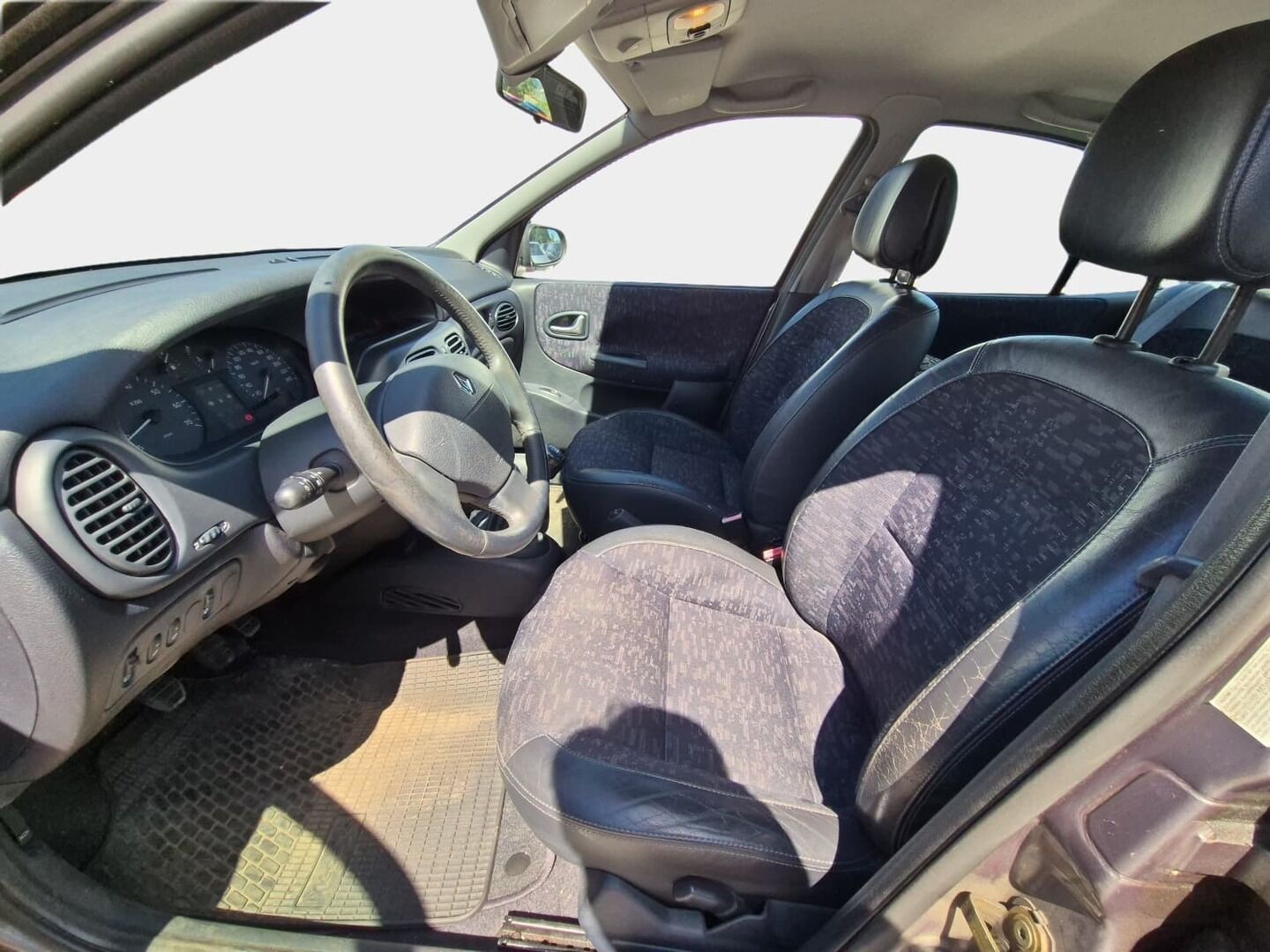 Renault Megane 2003 4D CLASSIC 1.6 16V - YritysOutlet - Myydään vain yrityksille - | JUURI KATSASTETTU! | Täydellinen huoltokirja! | Todella siistinä pidetty |